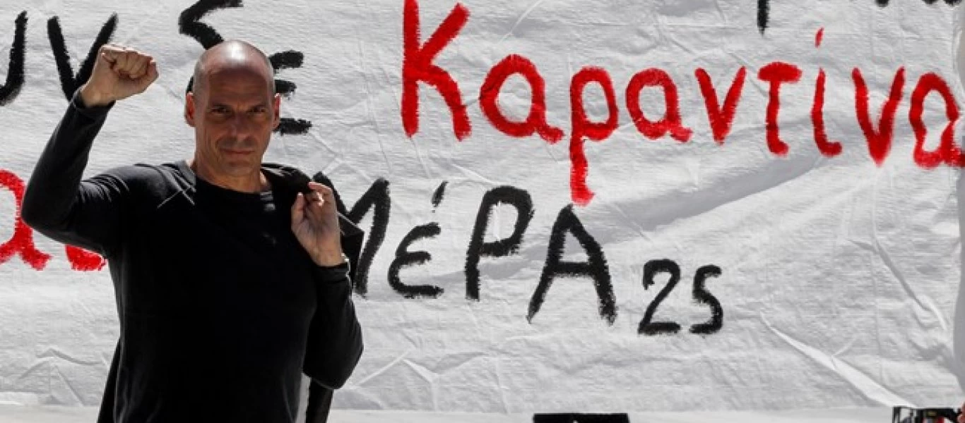 «Χαλαρός» ο Γ. Βαρουφάκης στο Σύνταγμα: Χωρίς μάσκα και το μπουφάν στον ώμο (φώτο)